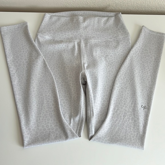 Alo Yoga Women’s High Waist White Leopard Vapor Legging, Large, 28” - Picture 2 of 7